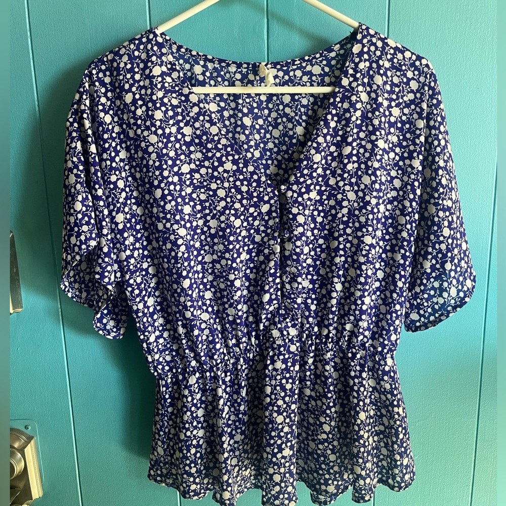 🌷2/$10 Sienna Sky Navy Blue Floral V-Neck Peplum Top